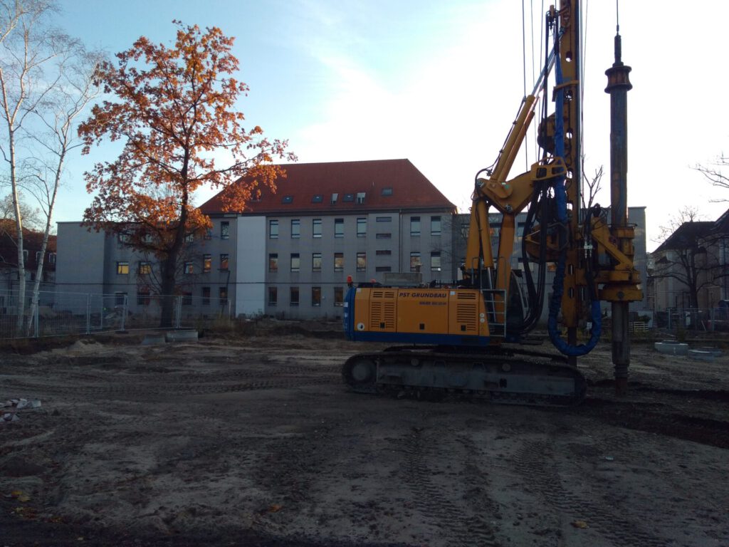 Bohrgerät auf Baufeld vor Bettenhaus Haus B