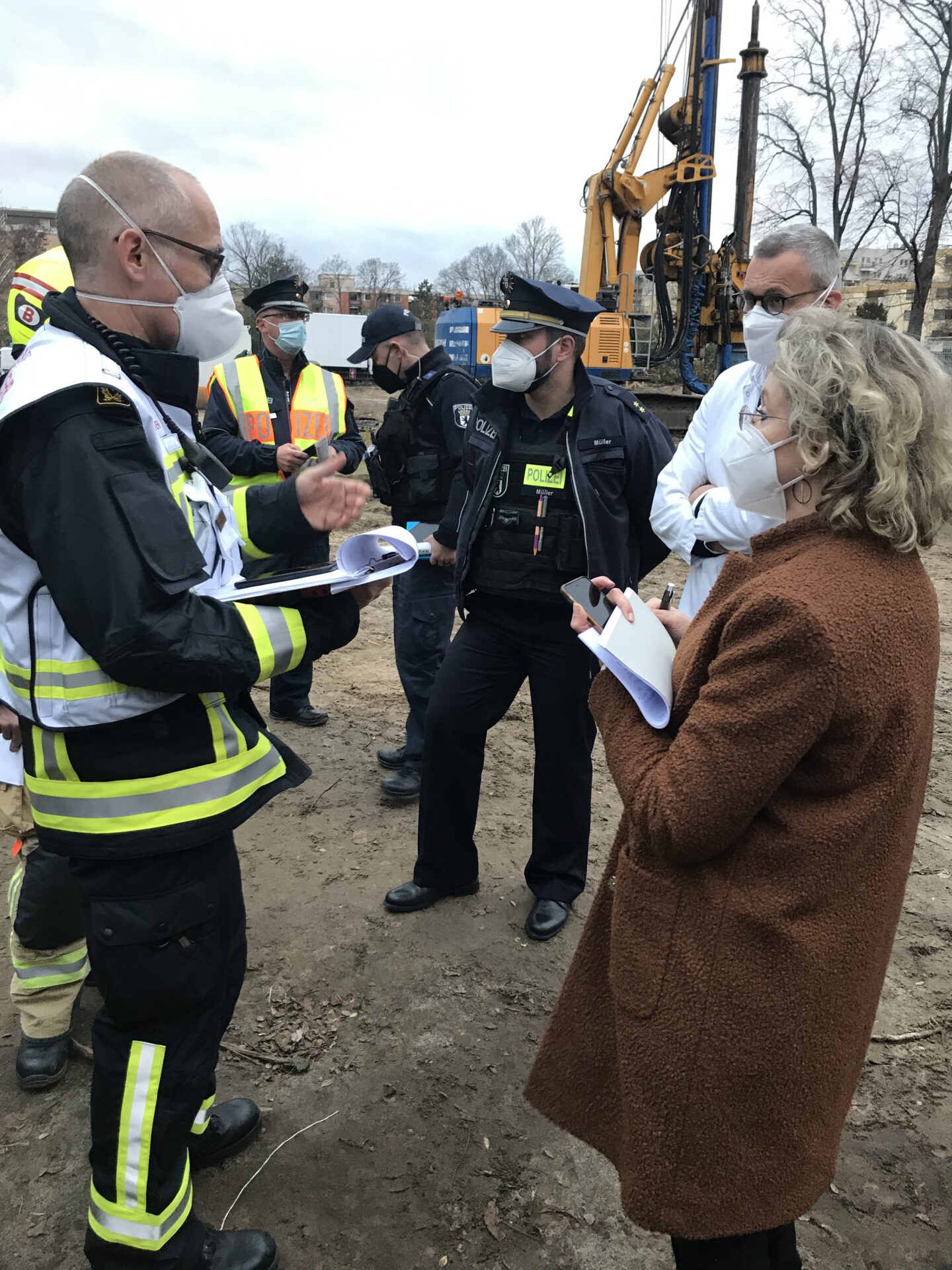 Kaufmänische Direktorin im Gespräch mit Einsatzleitung der Feuerwehr