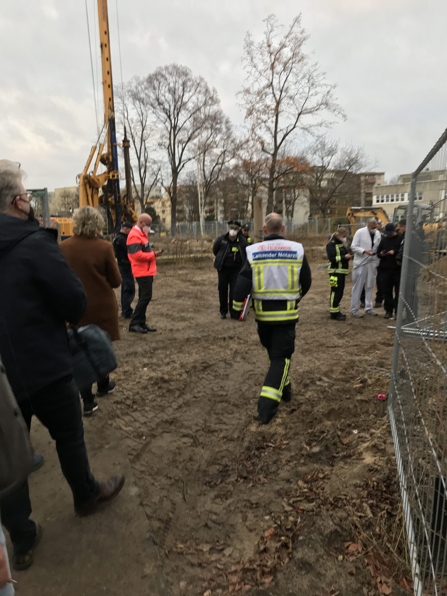 Personen in der Nähe des Bombenfunds zur Lageeinschätzung