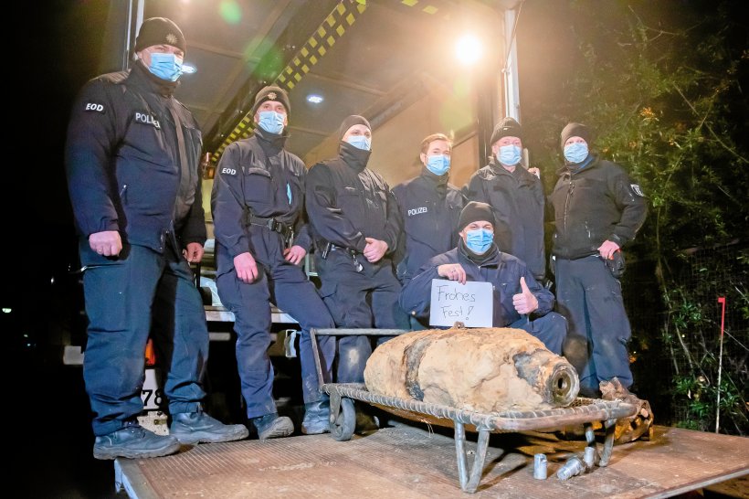 Entschärfungsteam der Berliner Polizei mit 250kg Bombe nach Entschärfung und Grußbotschaft "Frohes Fest"