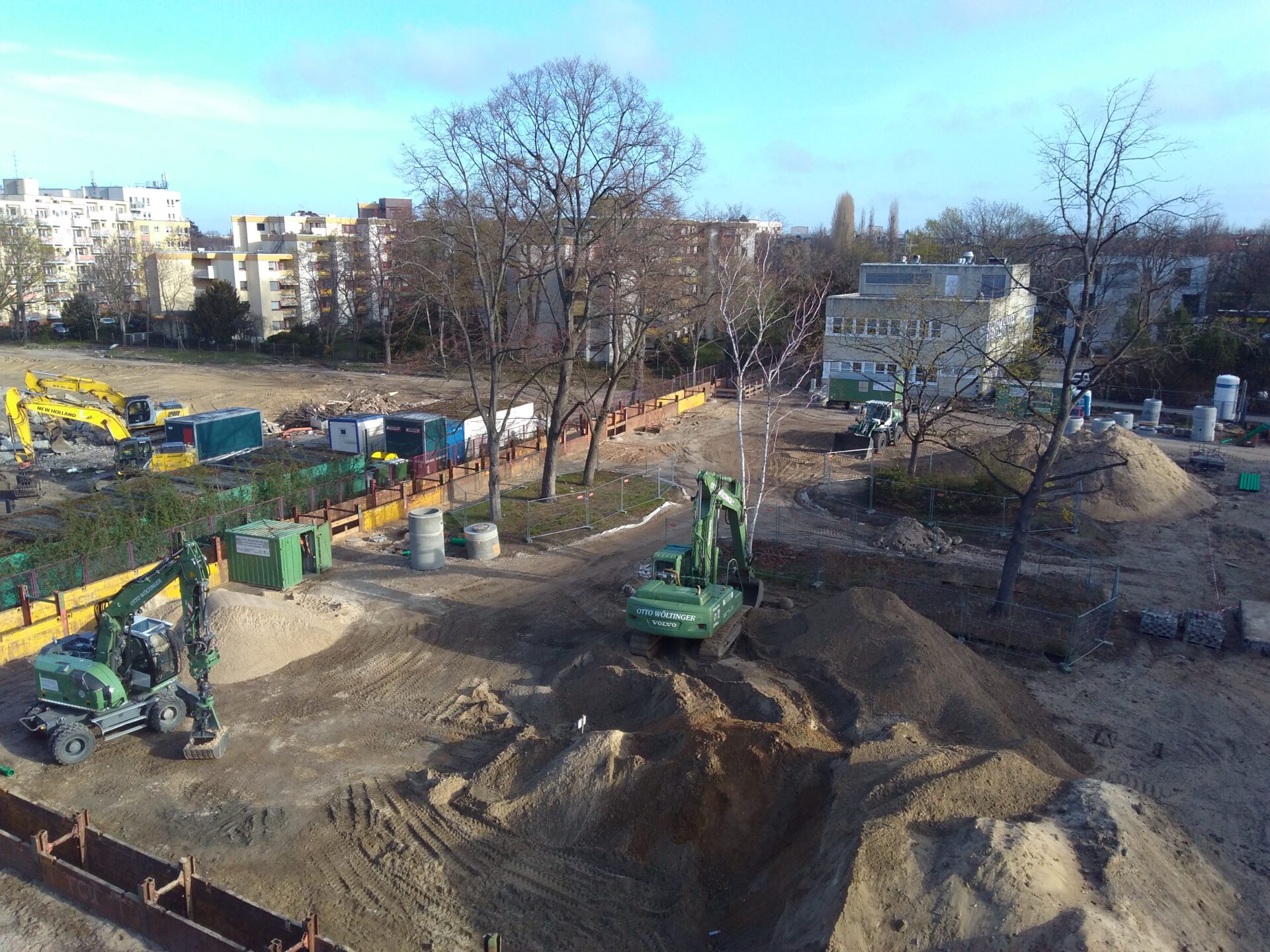 Blick auf Baustelle mit Fernwärmeleitungen