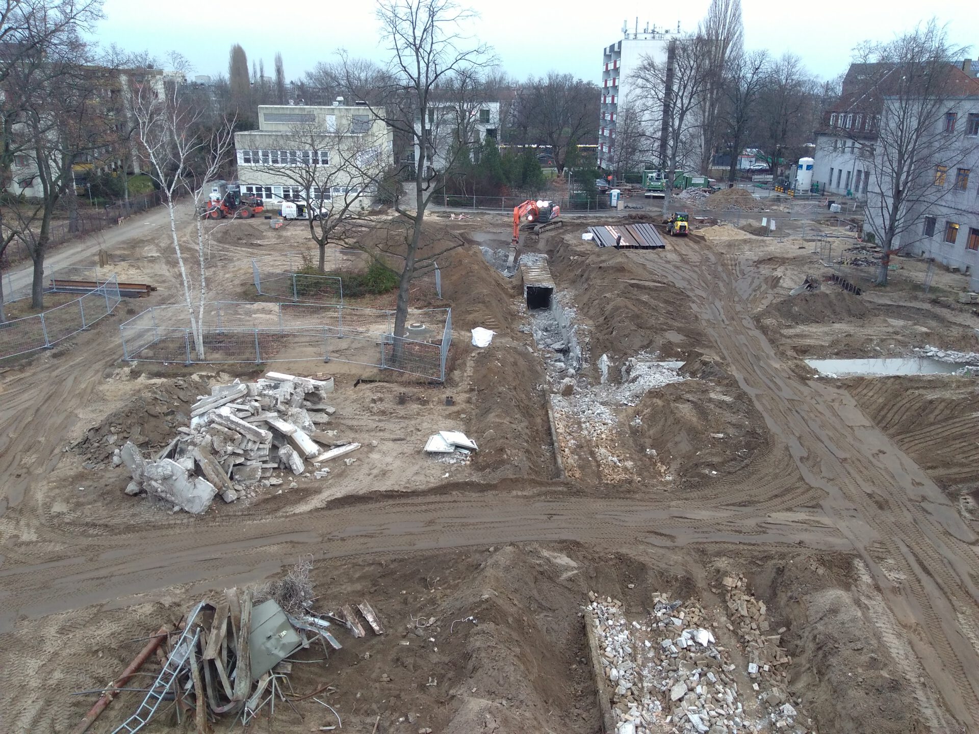 Baustelle mit freigelegtem Tunnel