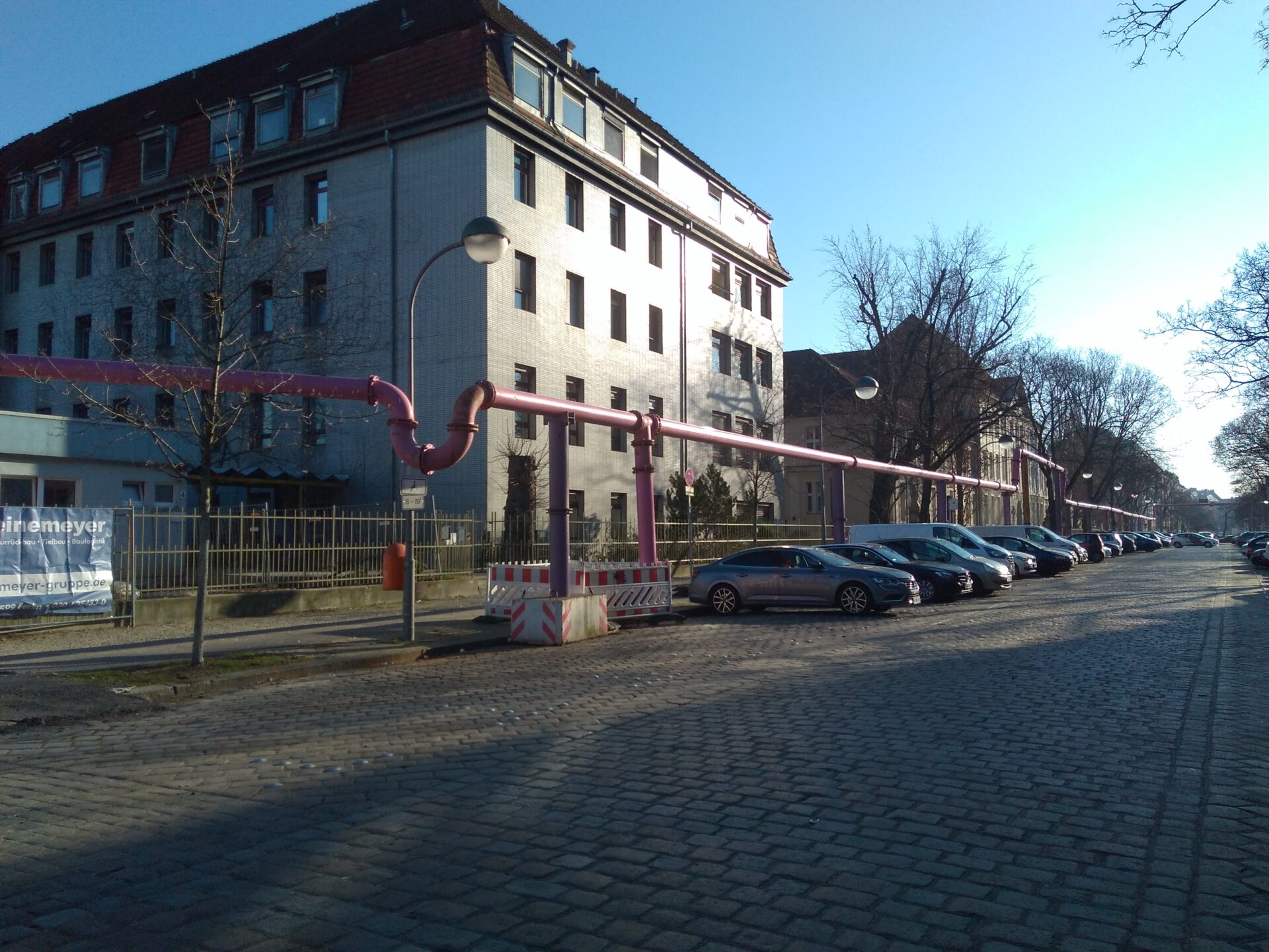 Wasserleitungen überirdisch im Straßenbild