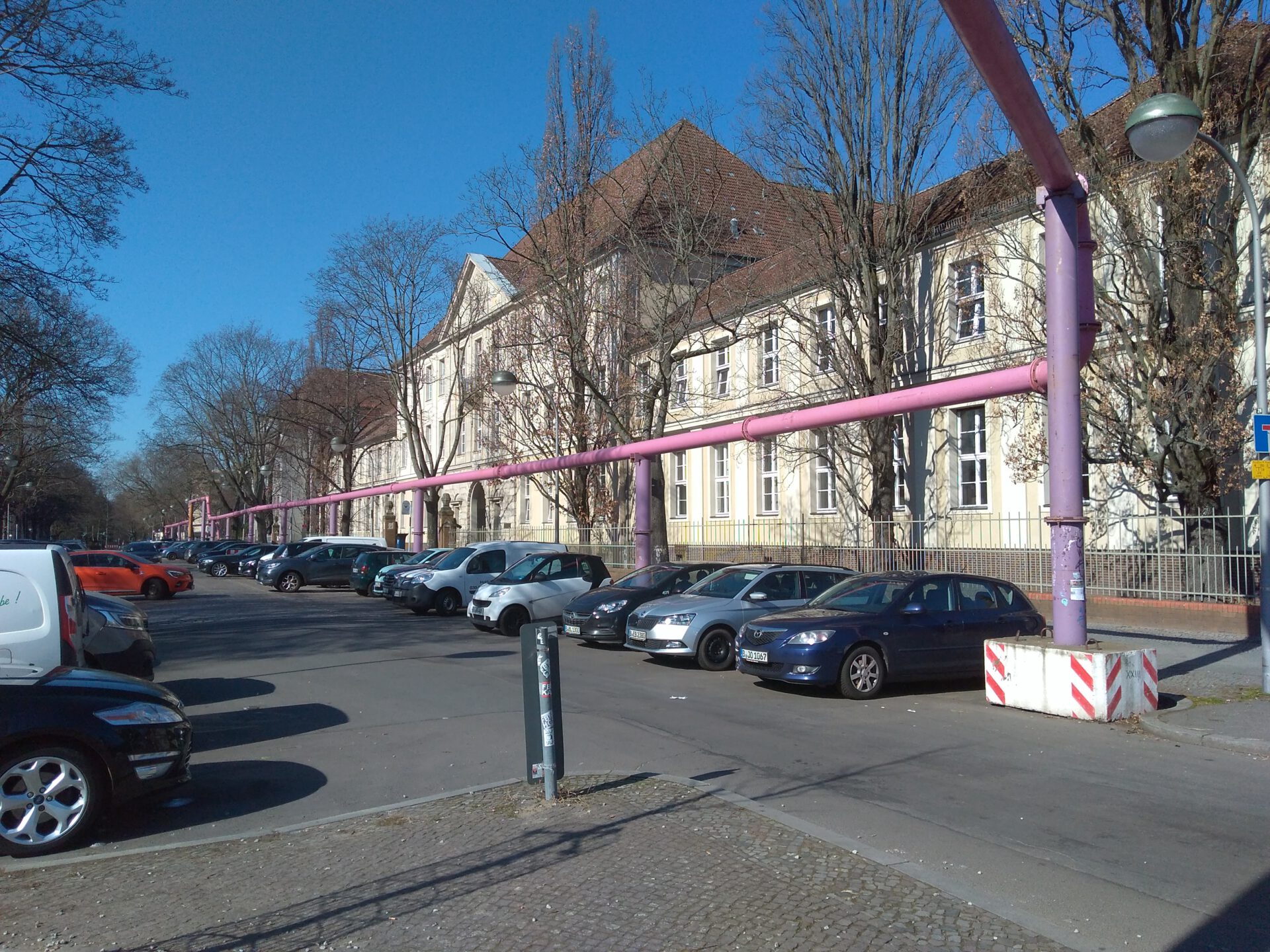 Wasserleitungen überirdisch im Straßenbild