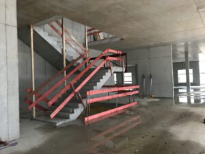 Treppauf, treppab | Treppenläufe im Haupttreppenhaus eingebaut