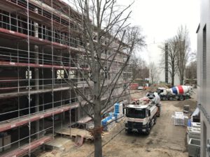 Pump it ab | Betonrampe zum Hauptgebäude